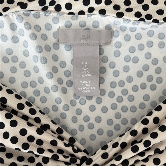 H&M Black and White Ruched Fitted Blouse - Picture 2 of 3